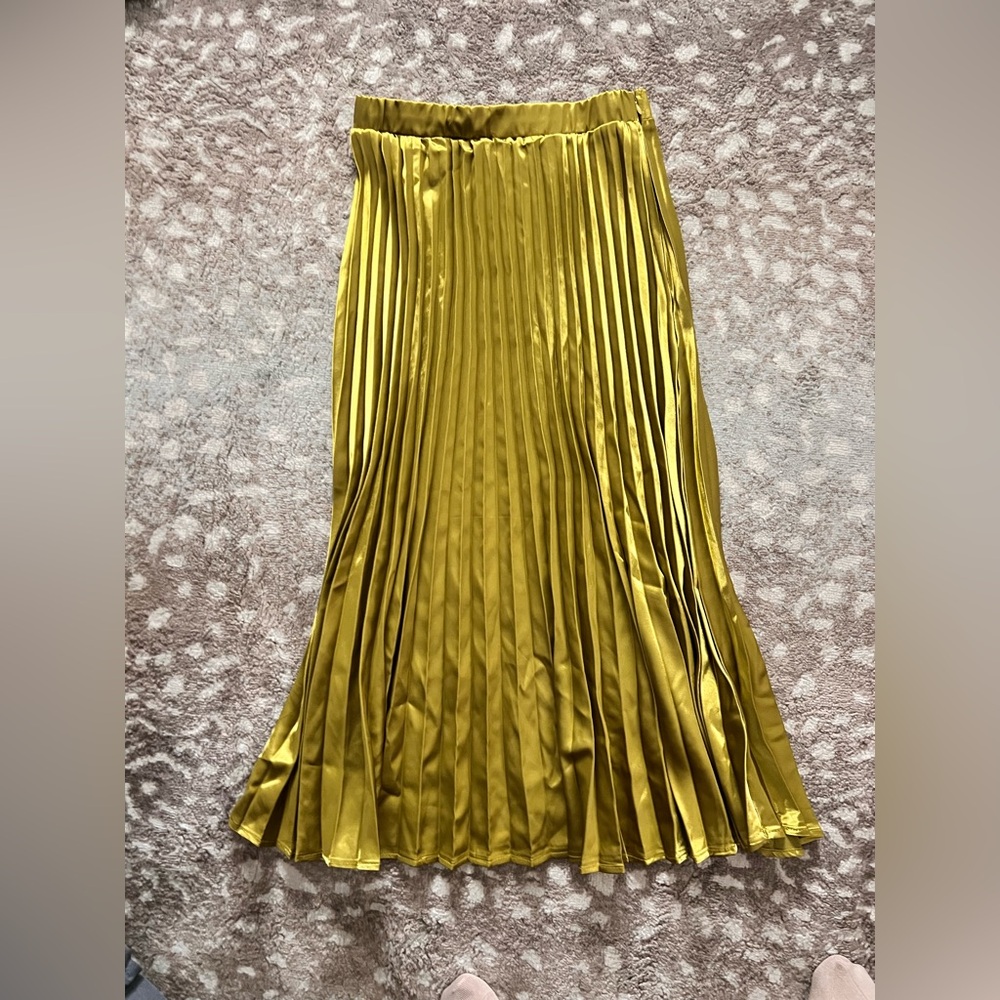 Haute Monde Pleated Satin Maxi Skirt in Chartreuse